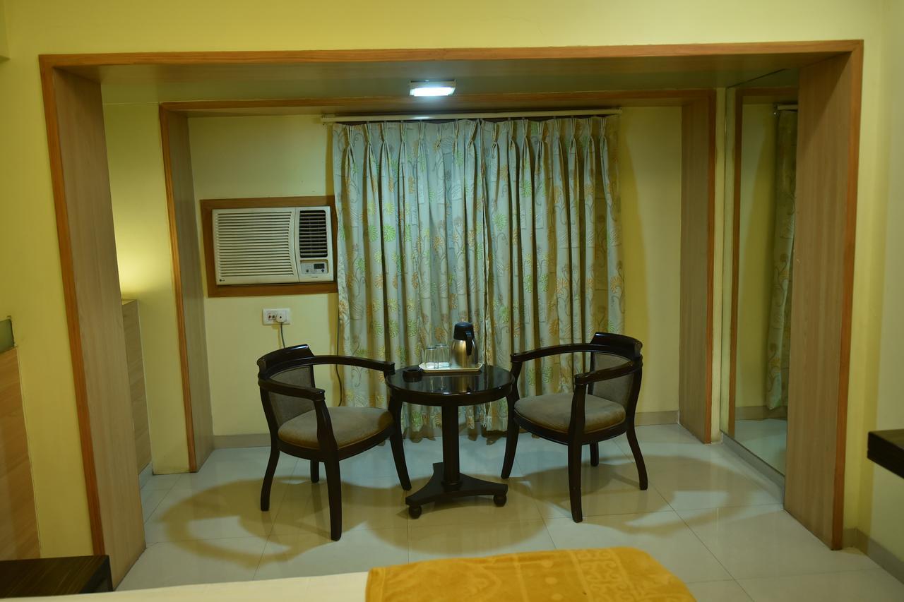 Hotel Poonam Rāipur Dış mekan fotoğraf